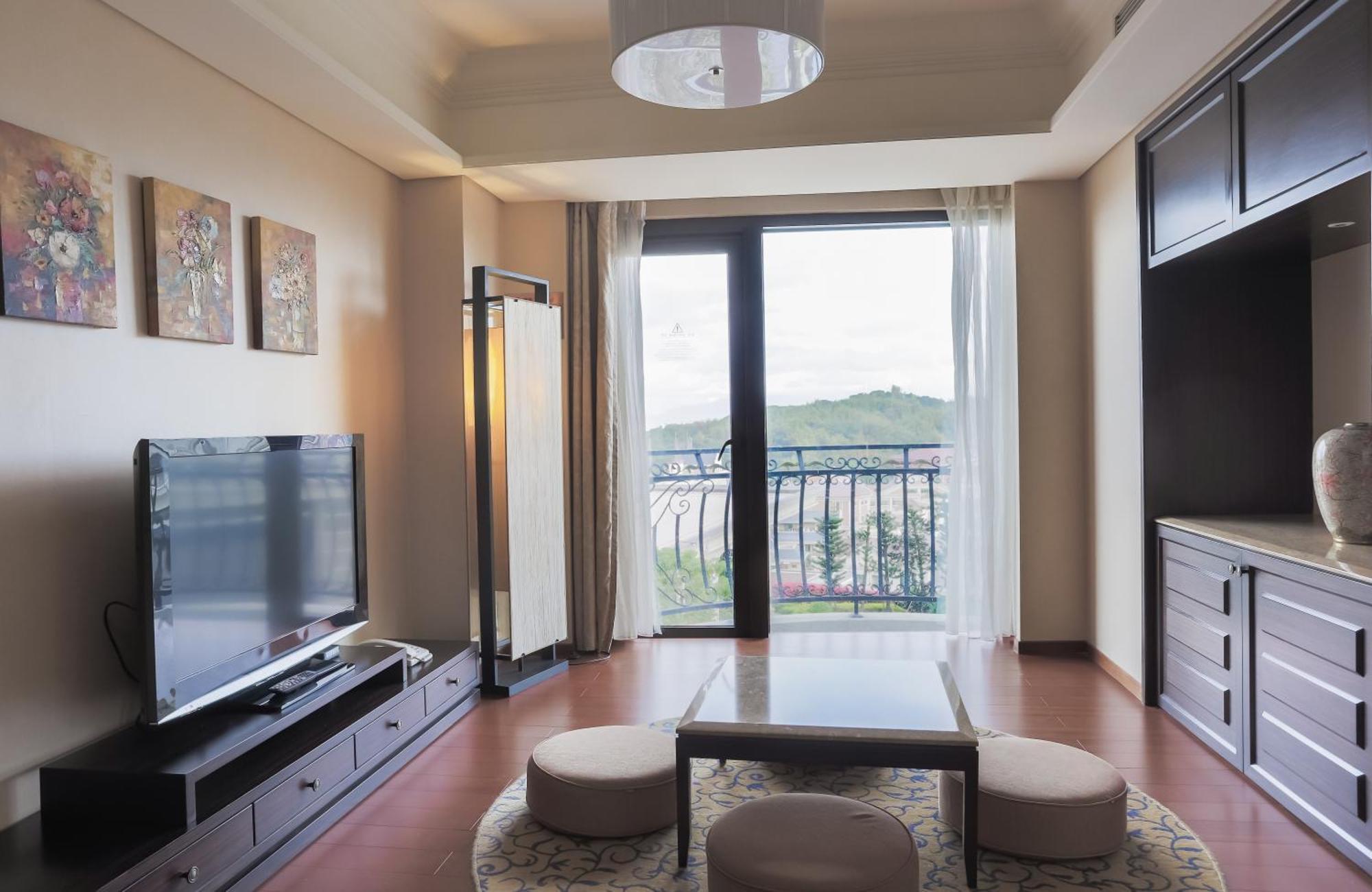 E-Da Royal Hotel Dashu Exterior photo A living room in a typical Japanese apartment