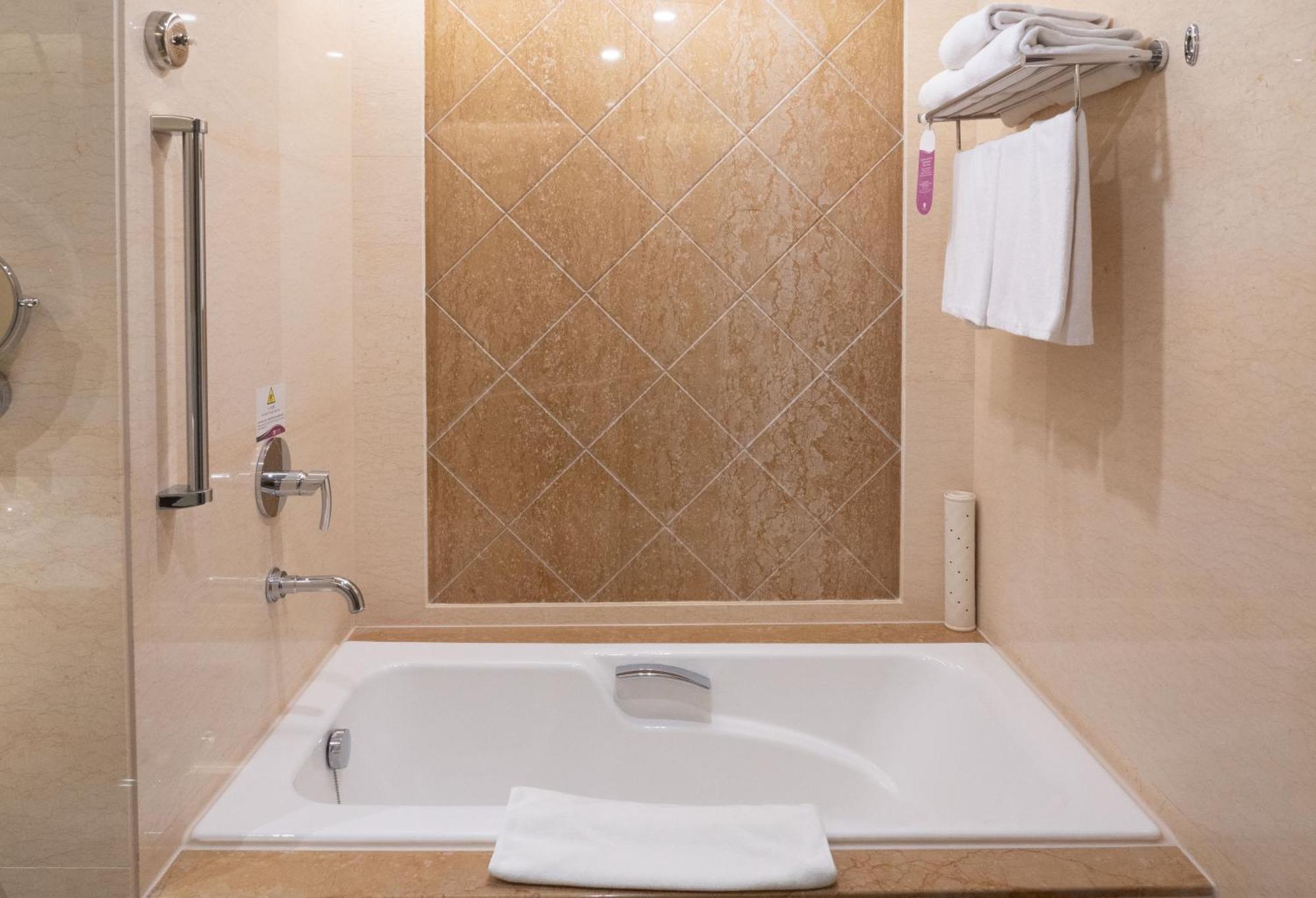 E-Da Royal Hotel Dashu Exterior photo A bathtub
