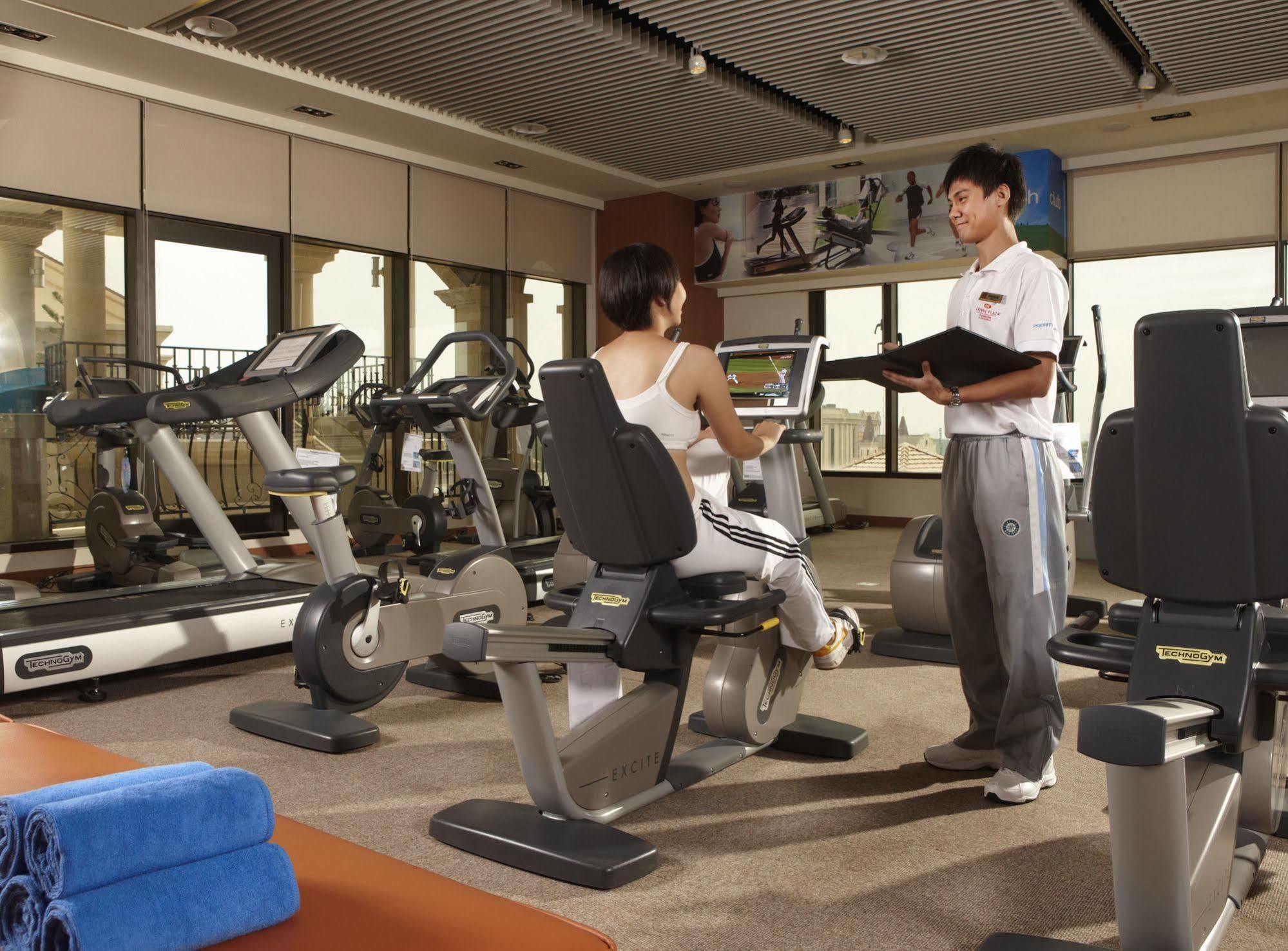 E-Da Royal Hotel Dashu Exterior photo A personal trainer with a client