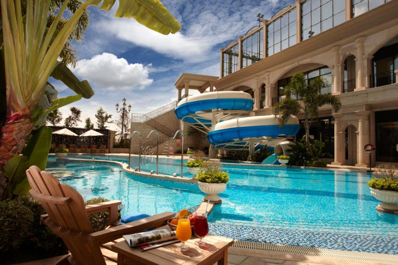 E-Da Royal Hotel Dashu Facilities photo The swimming pool at the hotel